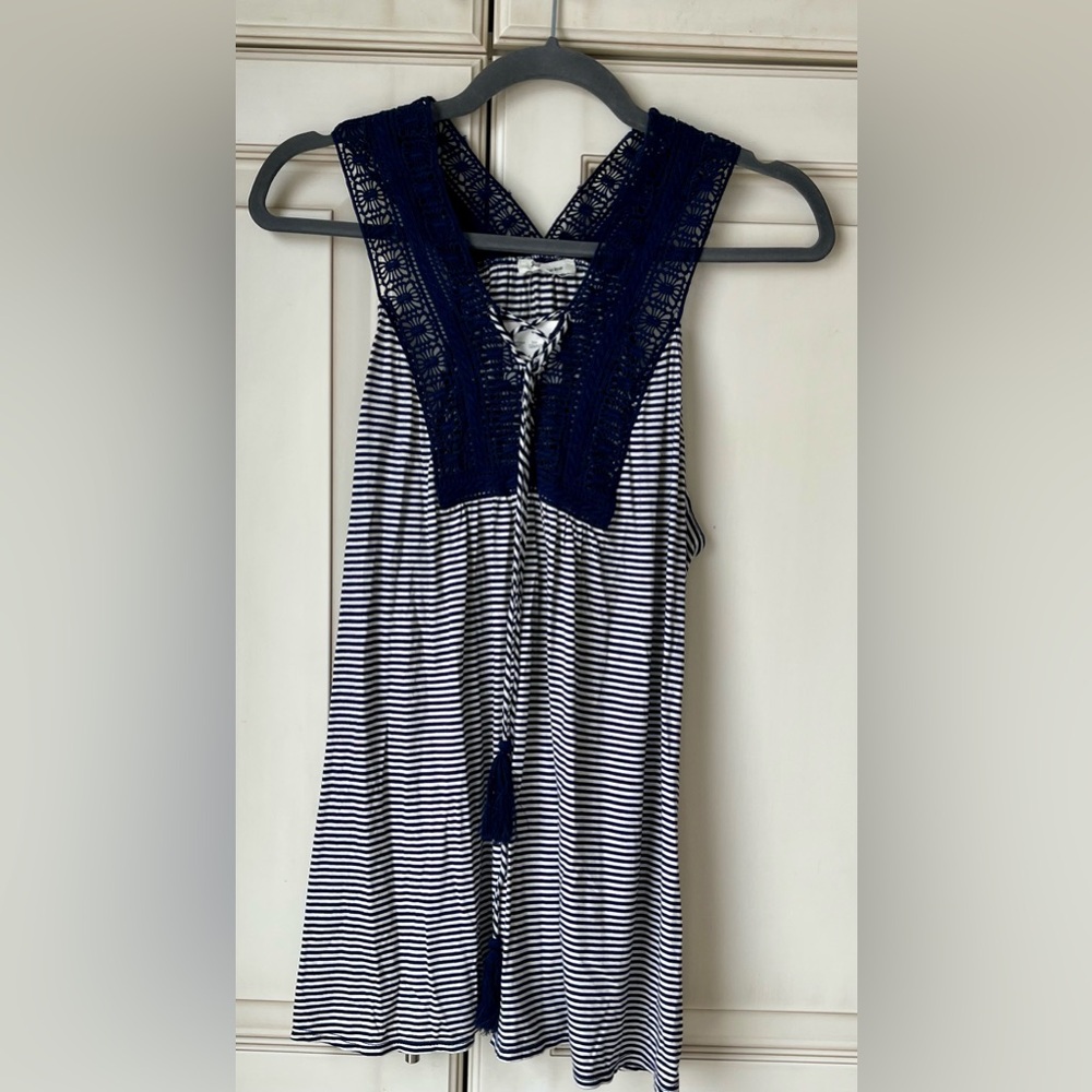 🍇 Max Studio Blue and White Tie Front Tank Top with Crocheted Shoulder strap Med